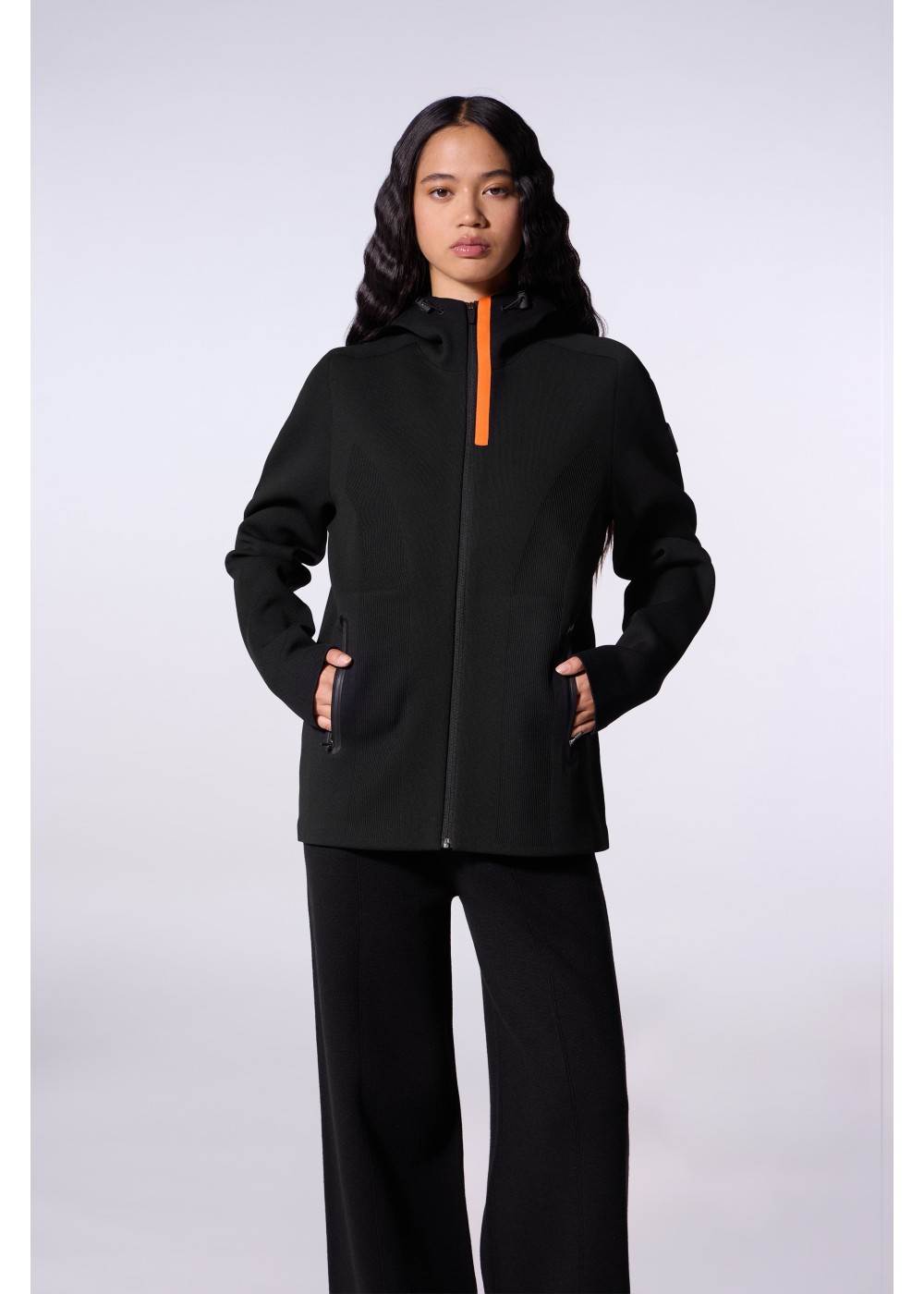 Gertrude GILET À CAPUCHE EN MAILLE TECHNIQUE GERTRUDE PATOU GPATOU chez West Gallery Dieppe Gertrude GILET À CAPUCHE EN MAILLE TECHNIQUE GERTRUDE PATOU GPATOU chez West Gallery Dieppe