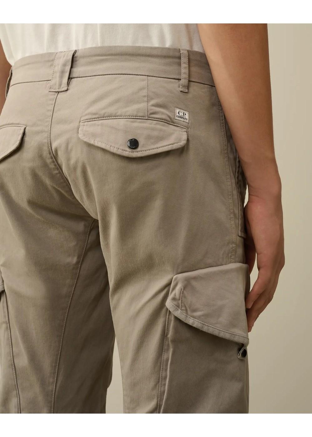 C.P. Company PANTALON CARGO C.P. COMPANY STRETCH SATEEN ERGONOMIC CPCARGOPANT chez West Gallery Dieppe